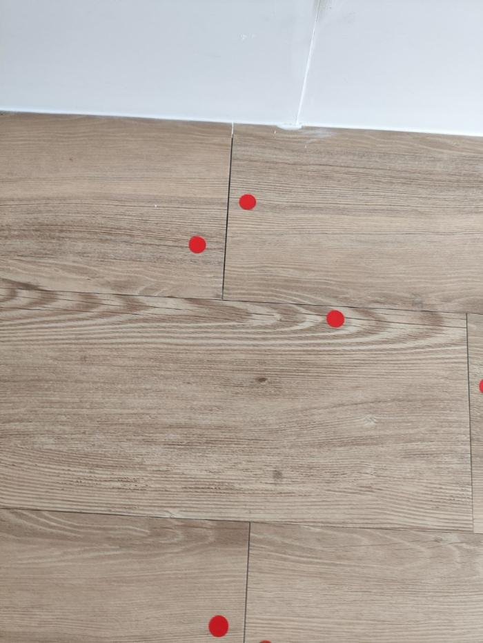 Falha de rejunte marcada em piso