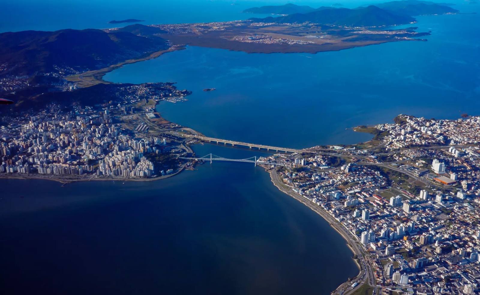 Vista aérea da ponte Hercílio Luz e da Grande Florianópolis