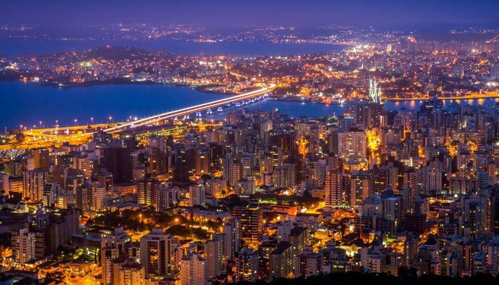 Vista noturna da Grande Florianópolis, Santa Catarina