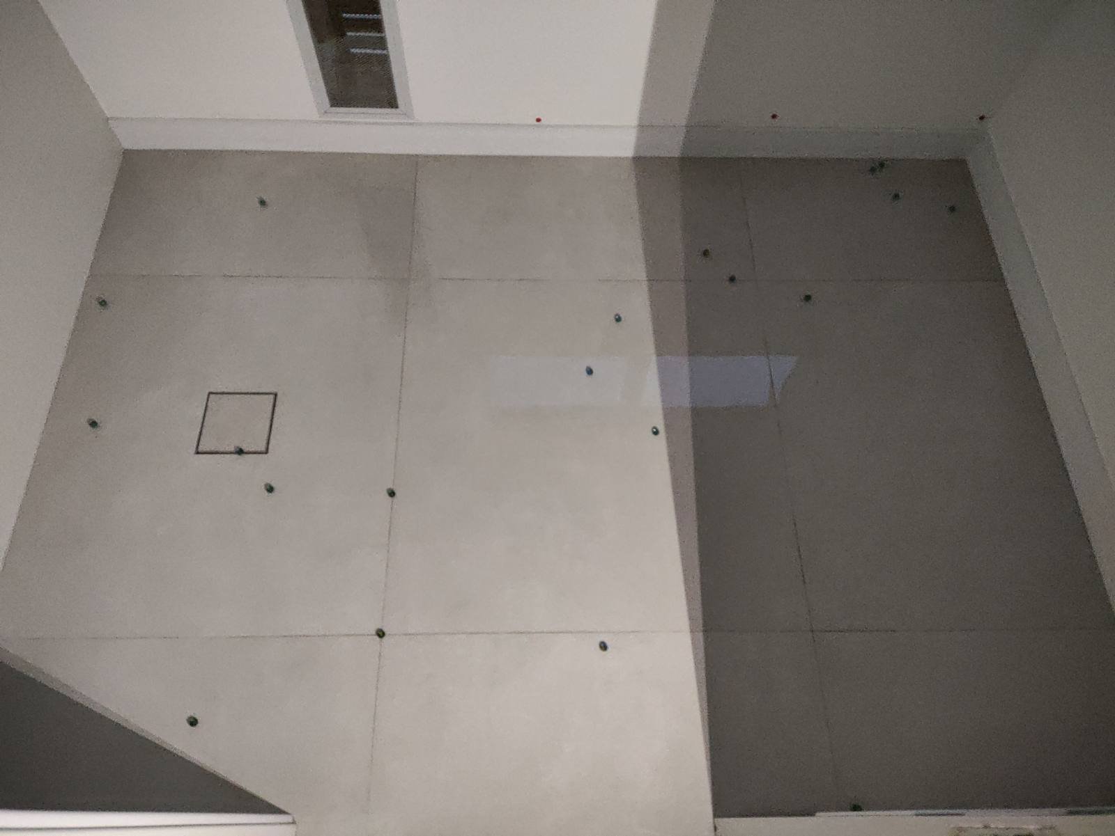 Teste de desnível em piso de imóvel novo durante vistoria